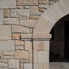 Detalle de arco de piedra en entrada