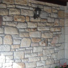 Muro de piedra natural en entrada